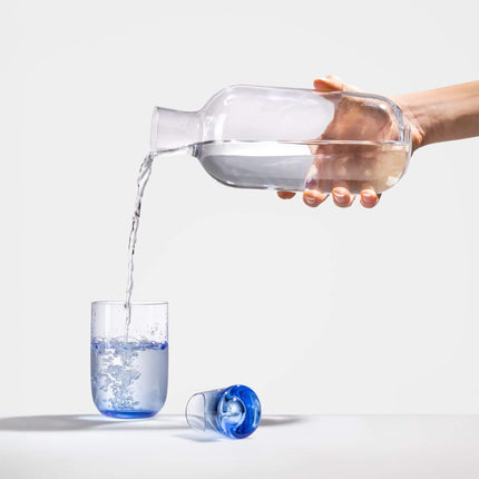 Kvetna 1794 Vial Light Blue Wasserglas beim Einschenken von Wasser