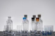Kvetna 1794 Vial Kollektion mit Glasflaschen und Wassergläsern